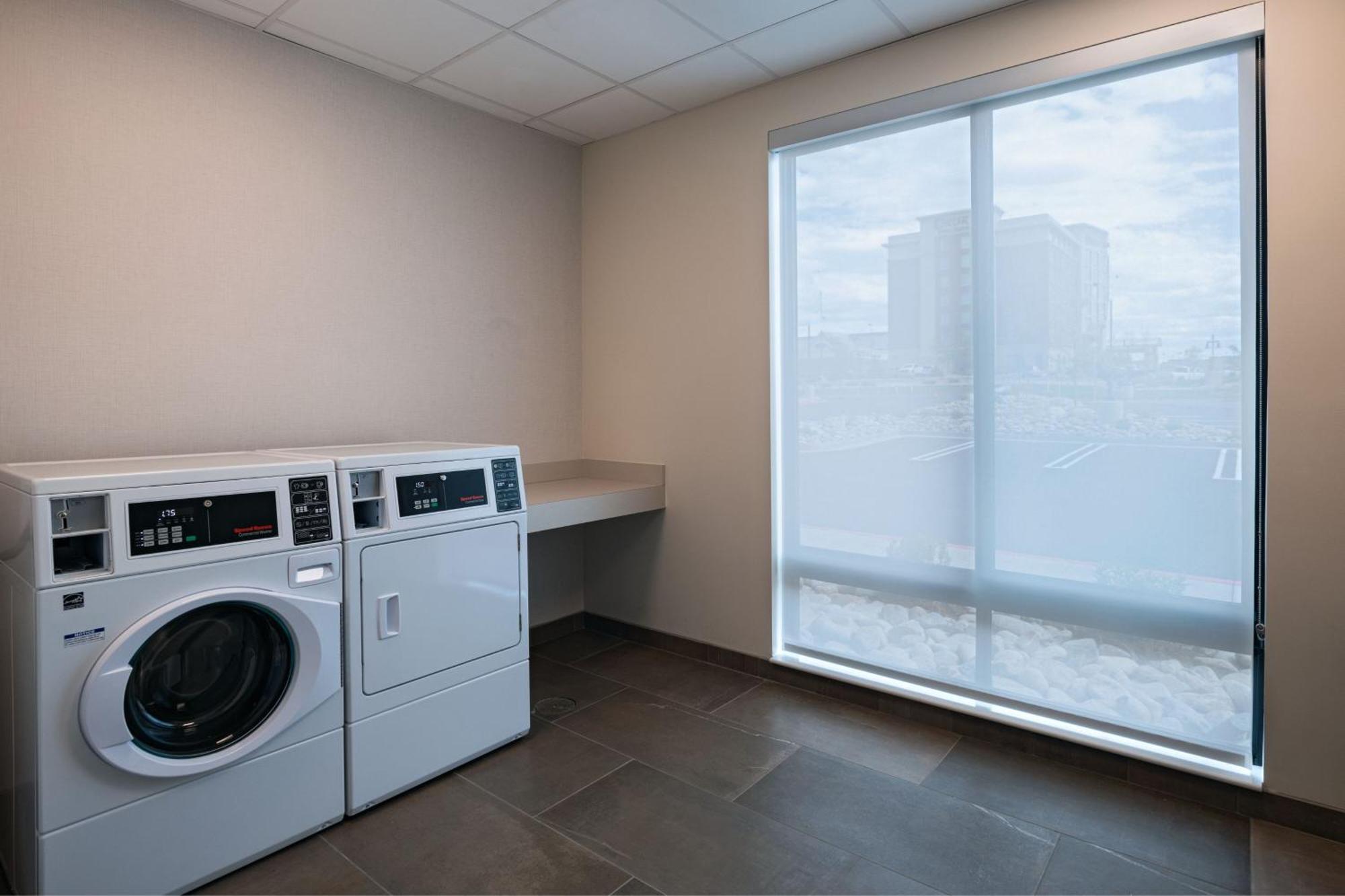 Courtyard By Marriott Colorado Springs North, Air Force Academy Hotel Bagian luar foto